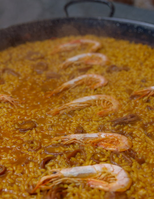 Close-up of a paella with prawns