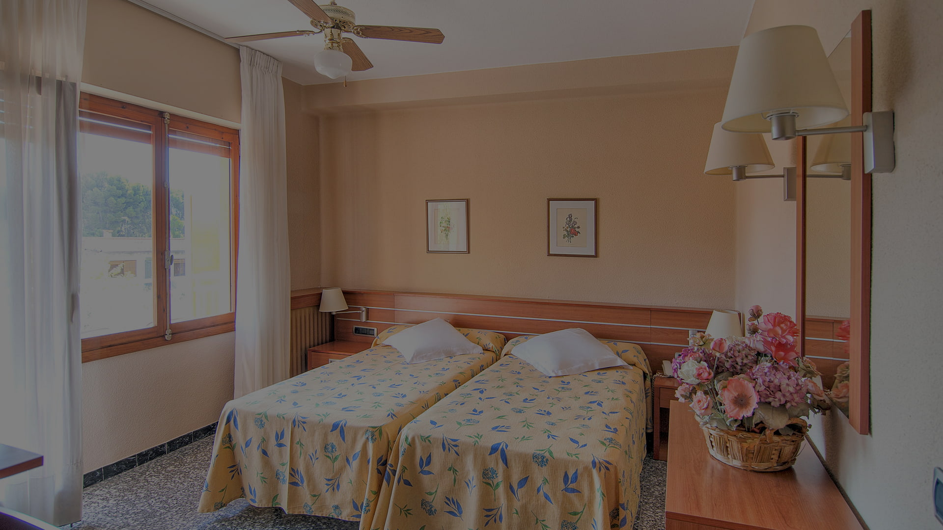 Habitación del Hotel Vista Alegre, con dos camas individuales con cabecero de madera