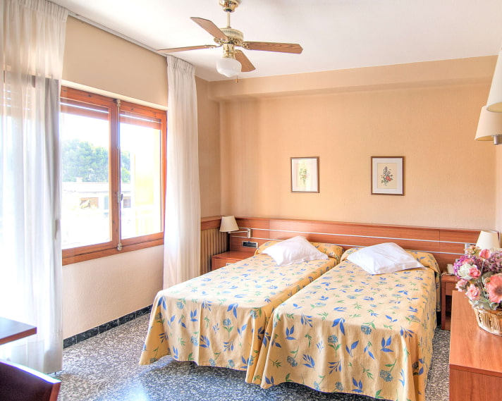 Vista general de la habitación, con ventana exterior