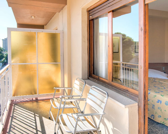 Balcón de la habitación, con dos sillas